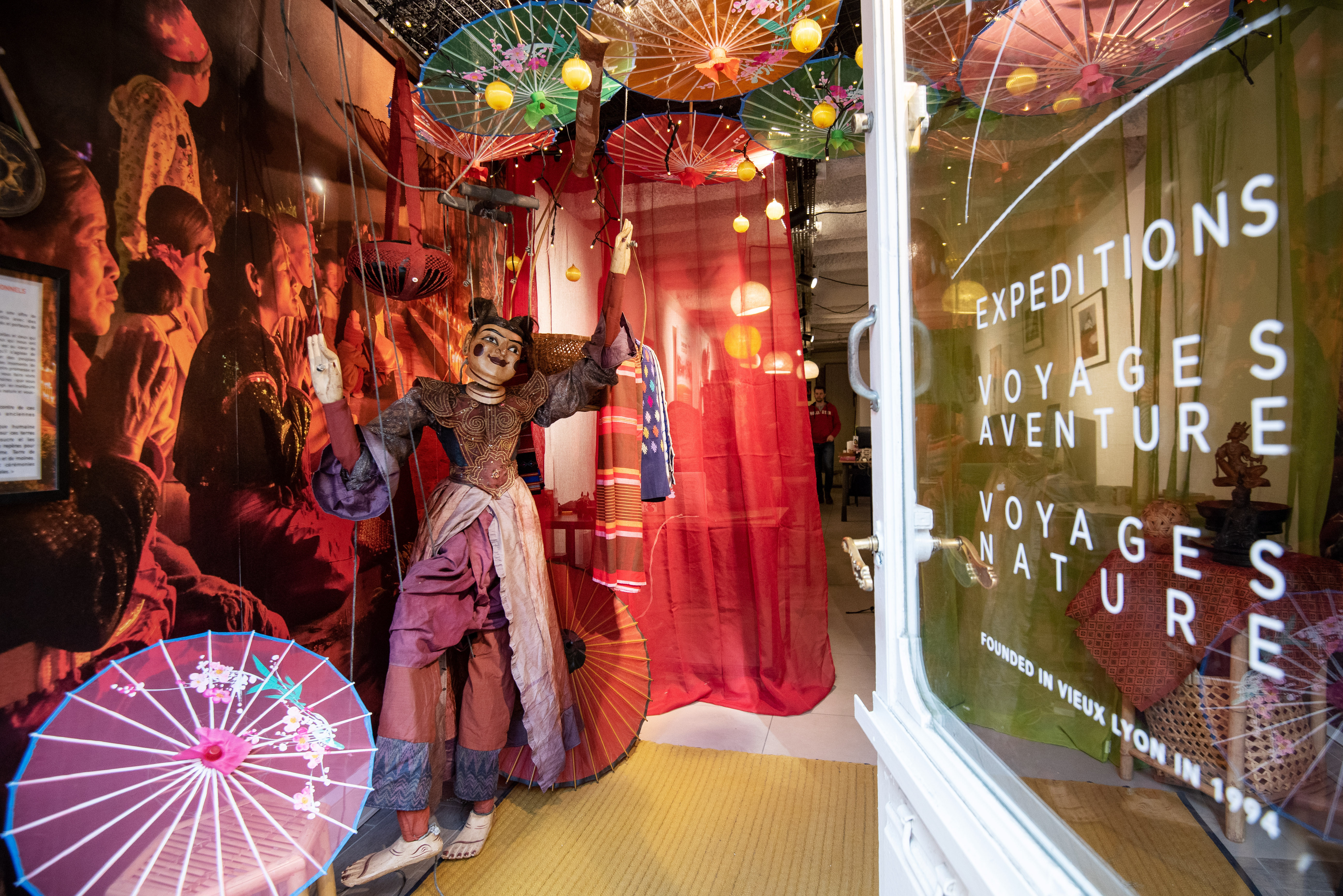 Vitrine de l'agence Secret Planet dans le vieux Lyon