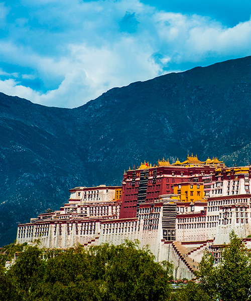 Monastère surplombant la vallée au Tibet