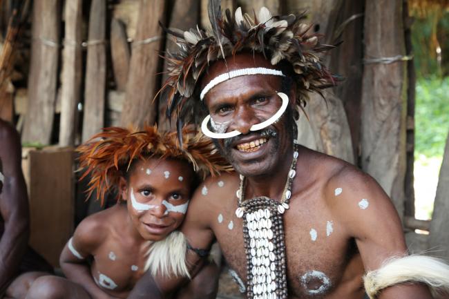 Enfant et homme Dani en Papouasie Indonésie