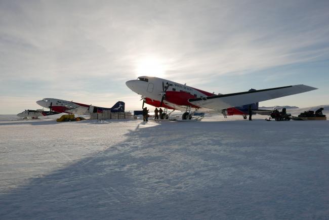 Avions posés en Antarctique 